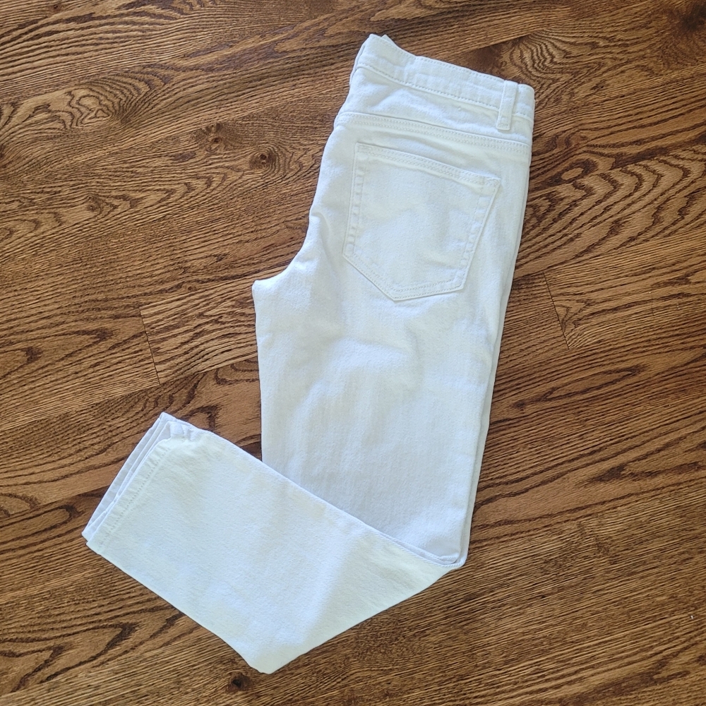Super Cute! White denim cropped jeans